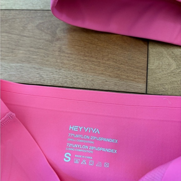 Set small Heyviva work out set. Has padding on the butt - Picture 7 of 7